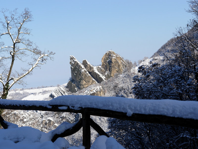 I Sassi di Roccamalatina da Castellino delle Formiche: Paesaggio invernale